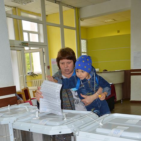 Голосование на избирательном участке № 2007 в Уренском РДК