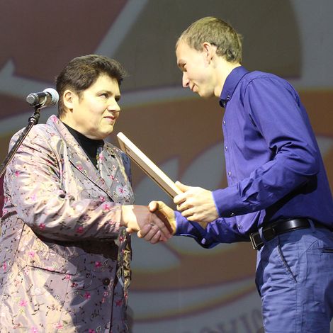 Е.Ю. Беляева вручает награду А.С. Потехину