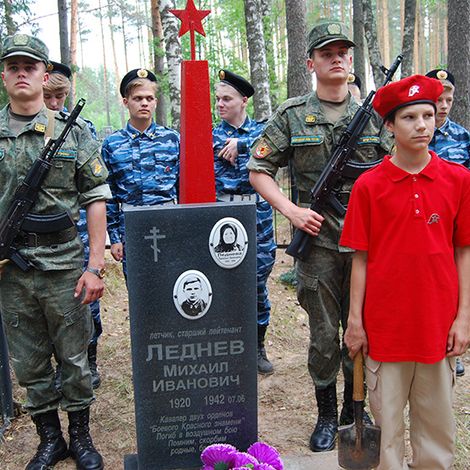 Почётный караул у могилы М.И. Леднева