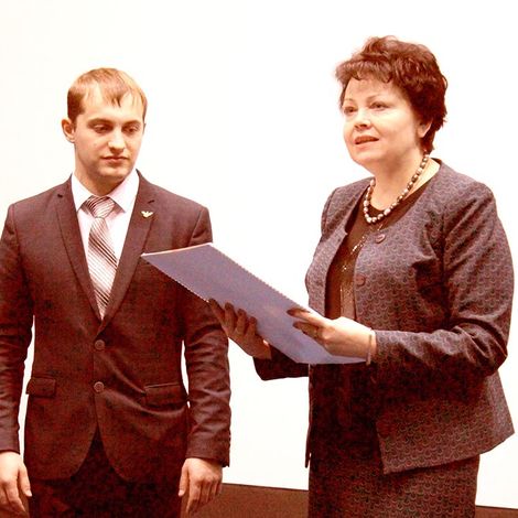 И.И. Спирина вручает Благодарственное письмо С.В. Лебедеву