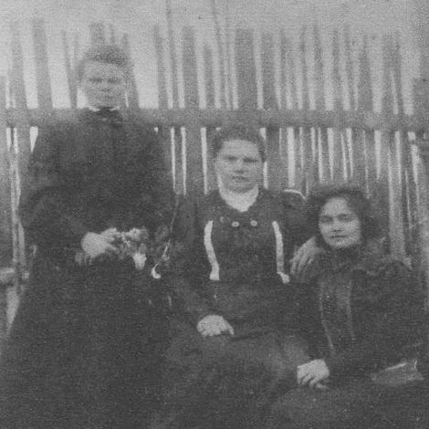 Ольга Ивановна (слева) и Екатерина Ивановна (в центре) Иерусалимские