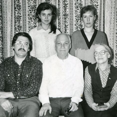 Сыновья П.П. Постышева Владимир, Леонид с женой и дочерьми