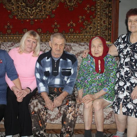 Анфиса Николаевна с сыном Александром, снохой Верой и приёмными дочерьми &ndash; Любовью и Екатериной