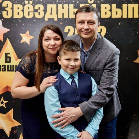 Александр Иванович с женой Еленой и сыном Ярославом
