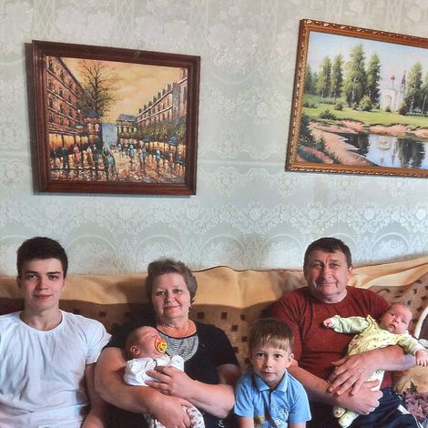 Нина Александровна и Иван Григорьевич с внуками